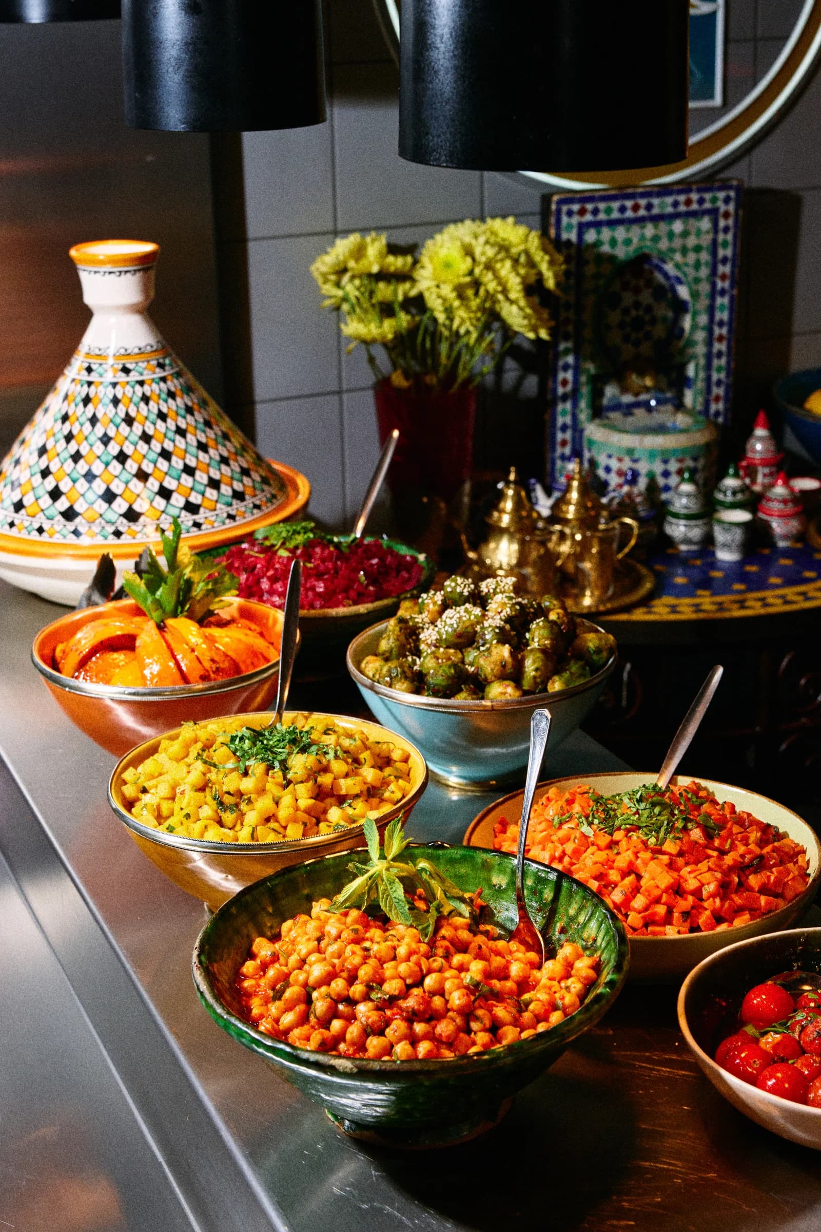 Die Theke mit Tajine-Töpfen und Schüsseln voller Salate